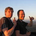 Remco en Matthijs in een mandje.