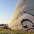 In eerste instantie wordt de ballon door een heel flinke ventilator met koude lucht gevuld.