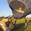 Als de ballon eenmaal met koude lucht is gevuld, worden de gasbranders aangezet om de lucht in de ballon te verwarmen. Door de hete lucht richt de ballon zich op.