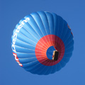 Een andere luchtballon stijgt net voor ons op.