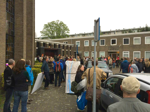 Buiten wachten voor de eerste ronde