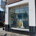 Galeriehoudster Anja lapt nog even de ramen van galerie Toon je Kunst