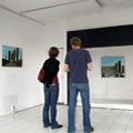Judith en Matthijs bekijken het schilderij Den Haag Twin Towers