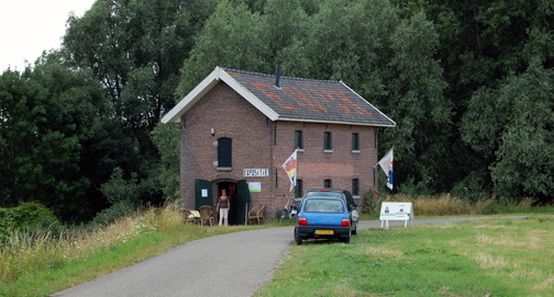 De noodschuur op de Waaldijk bij Ewijk
