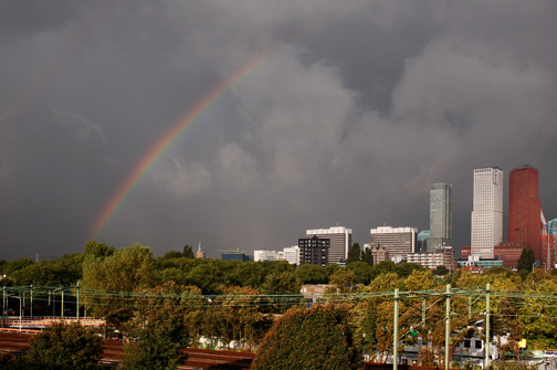 Regenboog boven het centrum van Den Haag
